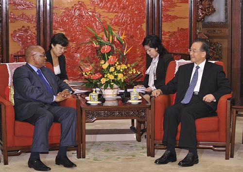 8月25日,中国国务院总理温家宝在北京中南海紫光阁会见南非总统祖马。新华社记者 黄敬文 摄