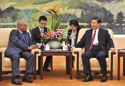 8月25日,中共中央政治局常委、国家副主席习近平在北京人民大会堂会见南非总统祖马。 新华社记者 黄敬文摄