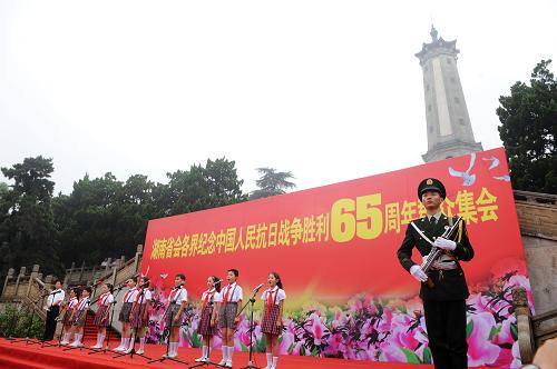 9月3日,长沙烈士公园举行抗战胜利65周年群众纪念活动,社会各界干部群众向烈士纪念塔敬献花篮,缅怀先烈们的英雄业绩。抗战期间,湖南省共伤亡262万多人,为争取抗战的最后胜利作出了卓越贡献。新华社记者 龙弘涛 摄