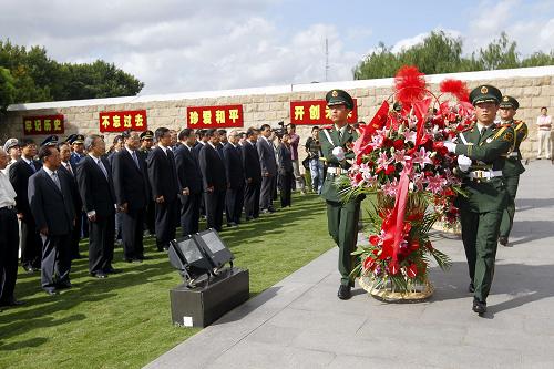 9月3日,武警官兵在纪念仪式上向先烈敬献花篮。当日是抗日战争胜利65周年纪念日,上海军民2000多人齐聚淞沪抗战纪念馆,悼念先烈,祈福和平。新华社记者 裴鑫 摄