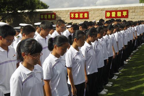9月3日,来自上海宝山区的中学生在纪念仪式上向先烈致哀。当日是抗日战争胜利65周年纪念日,上海军民2000多人齐聚淞沪抗战纪念馆,悼念先烈,祈福和平。新华社记者 裴鑫 摄
