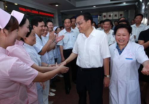 这是9月7日,李克强在鄂州市中心医院与医务人员亲切交谈。新华社记者 庞兴雷 摄