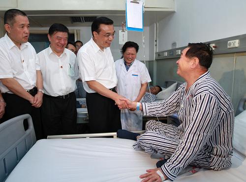 9月6日至7日,中共中央政治局常委、国务院副总理李克强在湖北省考察工作。这是9月7日,李克强在鄂州市中心医院探视慰问患者。 新华社记者 庞兴雷 摄