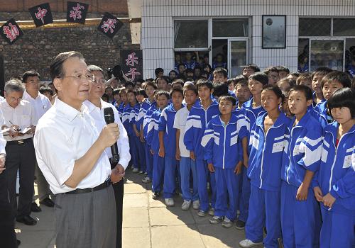 9月10日是第26个教师节,中共中央政治局常委、国务院总理温家宝与明年毕业的北京师范大学首批免费师范生代表一起来到河北省兴隆县六道河中学,看望广大师生,听中学教师上课,并与中小学教师和免费师范生代表座谈。 这是温家宝对同学们说:“今天是教师节,我来看望教师,也来看望同学们。我们祝贺教师节的最好方式,就是热爱老师,使尊师重教蔚然成风。” 新华社记者黄敬文摄