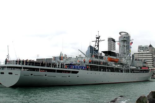 9月11日,中国海军出访及远航训练编队抵达新西兰最大城市奥克兰,对新西兰进行友好访问。 当日,由“郑和”号远洋训练舰和“绵阳”号导弹护卫舰组成的中国海军出访及远航训练编队抵达新西兰最大城市奥克兰,开始对新西兰进行为期4天的友好访问。这是中新两国建交以来,中国海军舰艇编队第四次访问新西兰。新华社记者刘洁秋摄