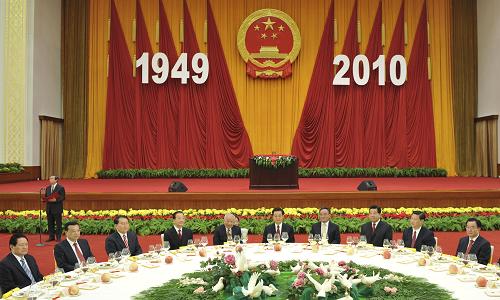 9月30日,国务院在北京人民大会堂举行盛大招待会,热烈庆祝中华人民共和国成立61周年。胡锦涛、吴邦国、温家宝、贾庆林、李长春、习近平、李克强、贺国强、周永康等党和国家领导人与中外人士欢聚一堂,共庆佳节。新华社记者 黄敬文 摄