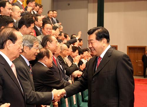 10月8日至13日,全国政协举办邀请海外侨胞列席全国政协全体会议十周年纪念活动。10月9日,中共中央政治局常委、全国政协主席贾庆林在北京政协礼堂会见出席纪念活动的代表并发表重要讲话。新华社记者丁林摄