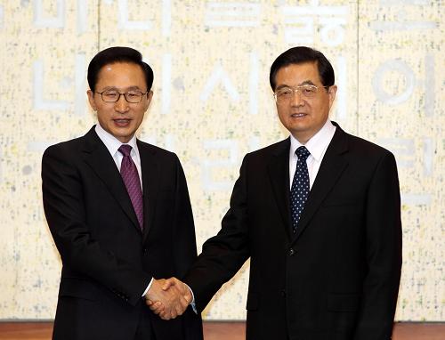 11月11日,中国国家主席胡锦涛在韩国首都首尔会见韩国总统李明博。 新华社记者 兰红光 摄