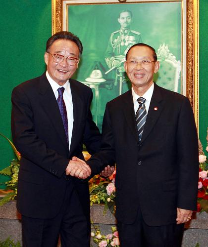11月11日,正在泰国进行正式友好访问的中国全国人大常委会委员长吴邦国在曼谷会见泰国上议院议长巴索素。新华社记者 刘卫兵 摄