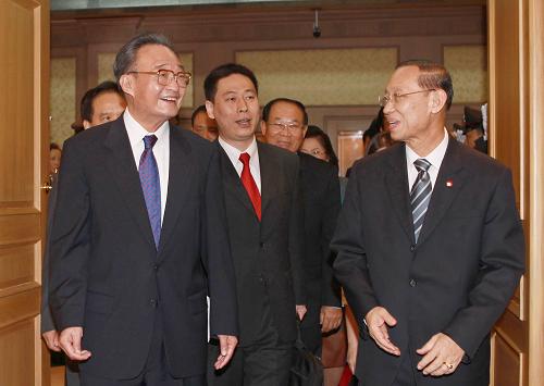 11月11日,正在泰国进行正式友好访问的中国全国人大常委会委员长吴邦国在曼谷会见泰国上议院议长巴索素。新华社记者 刘卫兵 摄