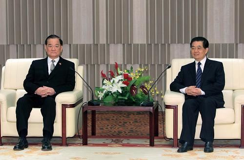 11月13日,中共中央总书记胡锦涛在日本横滨会见中国国民党荣誉主席连战。新华社记者 樊如钧 摄