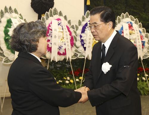 12月1日,黄华同志遗体在北京八宝山革命公墓火化。胡锦涛、吴邦国、贾庆林、李长春、习近平、李克强、贺国强、周永康等前往八宝山送别。这是胡锦涛与黄华亲属握手,表示深切慰问。 新华社记者兰红光摄