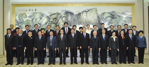 12月13日,“身边的榜样——树立和践行社会主义核心价值体系先进人物事迹报告会”在北京人民大会堂举行。中共中央政治局常委、全国政协主席贾庆林出席会议并讲话。这是贾庆林等会前与先进人物合影。新华社记者 黄敬文 摄