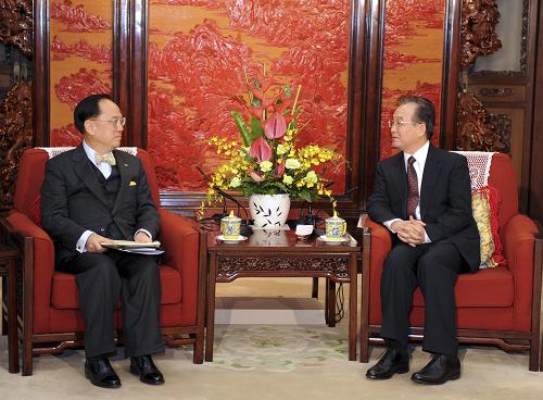 12月23日,国务院总理温家宝在北京会见来京述职的香港特别行政区行政长官曾荫权。新华社记者 谢环驰 摄