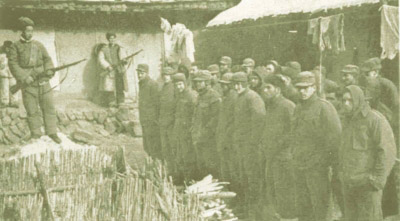 英军第29旅“皇家重坦克营”部分俘虏听莫若健（未摄入照片）宣讲我军俘虏政策