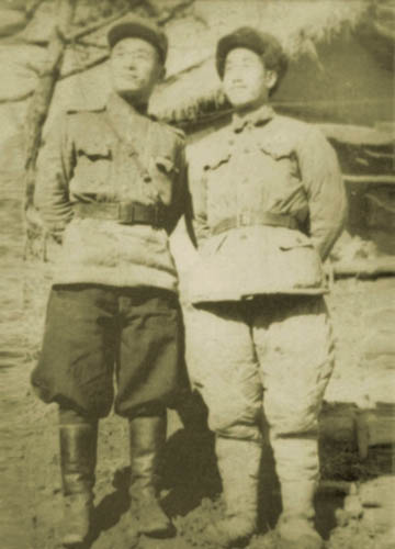 莫若健（右）与朝鲜人民军军官朴大尉合影