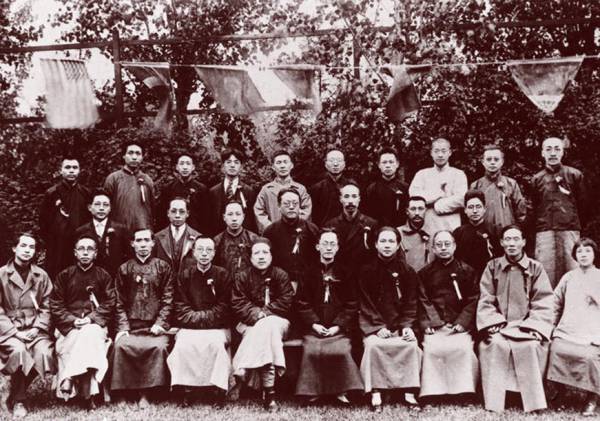 1919年11月16日，新民学会部分会员在长沙周南女校合影。后排左四为毛泽东。新华社稿