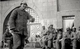 1942年3月23日，毛泽东在延安高级技术干部季会上讲话。 新华社记者 郑景康 摄