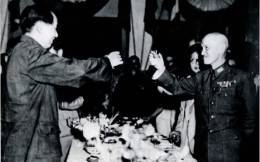 1945年抗日战争胜利后，为避免内战、争取和平，中囯共产党同国民党政府在重庆进行了为期43天的和平谈判，史称重庆谈判