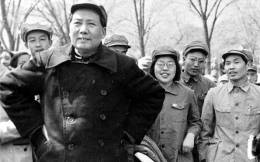 1949年4月21日，毛泽东同志在北京接见出席新民主主义青年团第一次全国代表大会的代表。新华社稿