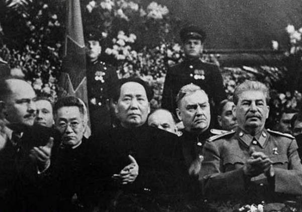1949年12月21日，毛泽东访问苏联时，在莫斯科出席斯大林七十寿辰庆祝大会。