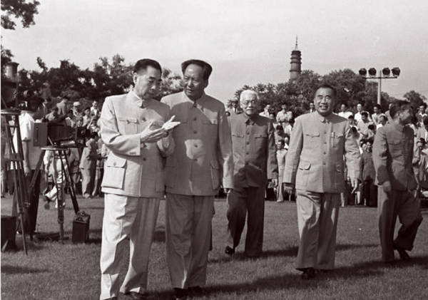 1956年，毛泽东等会见参加全国科学规划委员会扩大会议的代表。 新华社发（资料照片）