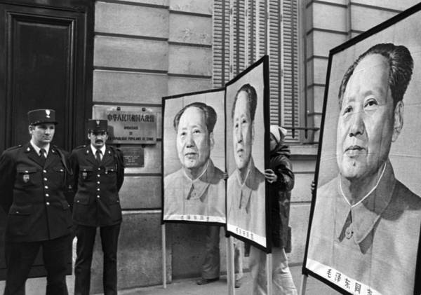 1976年9月9日，法国巴黎，200人聚集在中国驻法大使馆门前悼念毛泽东。