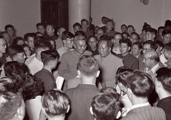 中国共产党第八次全国代表大会于1956年9月15日至9月27日在北京举行。 9月27日，大会胜利闭幕，毛泽东步出会场时，受到大会代表和工作人员们的热烈欢迎。 新华社记者 齐观山 摄
