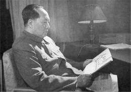 1961年，毛泽东在看《人民日报》