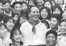 1959年6月，毛泽东和韶山学校的师生们在一起