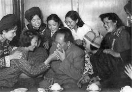 1957年，毛泽东和共青团代表在一起