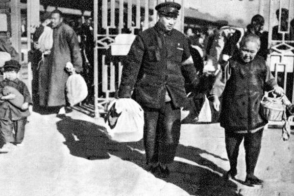 向导员协助老弱旅客进出车站。1950年3月22日，新华社讯，铁道部决定4月份为全国铁路整顿旅客列车运动月。