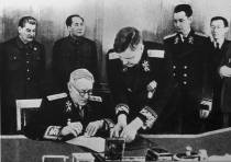 维辛斯基外长在《中苏友好同盟互助条约》上签字。1950年2月14日中苏两国举行《中苏友好同盟互助条约》签字仪式。