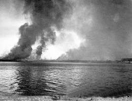 1950年10月拍摄的朝鲜新义州的浓烟烈火