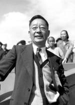 1951年12月21日  北京市人民政府委员会和北京市各界人民代表会议协商委员会授给话剧《龙须沟》作者舒舍予(老舍)以“人民艺术家”的荣誉奖状