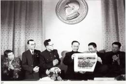 日本和平联络委员会等团体代表向毛泽东主席、宋庆龄副主席献礼