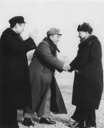 1953年1月11日朱德、周恩来等在机场迎接参加苏联共产党第十九次代表大会归来的刘少奇