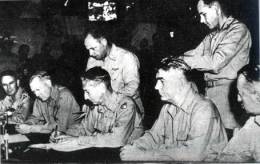 “联合国军”总司令马克•克拉克在朝鲜停战协定上签字