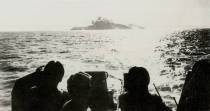 在海、空军联合掩护下，登陆艇向着一江山岛破浪前进
