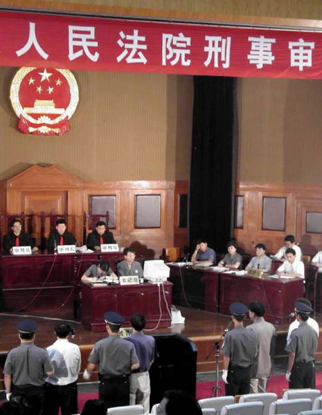 2001年8月河南省洛阳市中级人民法院开庭审理洛阳东都商厦特大火灾事故案