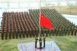 1997年7月1日中国人民解放军驻香港部队在香港添马舰军营升起中华人民共和国国旗