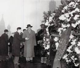 1957年11月5日，毛泽东率中国党政代表团敬献花圈