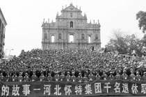 退休村民包机赴港澳旅游澳门大三巴牌坊前拍照留念