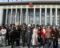 2003年3月十届人大一次会议各民族代表走出人民大会堂
