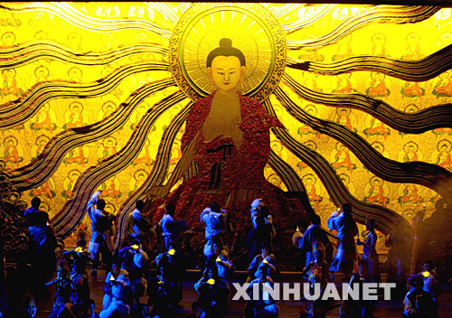 随着西藏旅游业的不断发展，展示西藏风土人情的舞台表演成为最受游客欢迎的节目，同时也给西藏传统歌舞提供了巨大的平台。图为在投资近两千万元打造的西藏首部原生态常态歌舞诗《幸福在路上》中，演员们在表演《雪顿展佛》（2007年8月7日摄）。 新华社记者 普布扎西摄