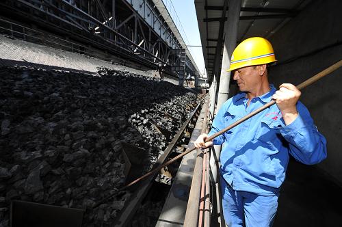 一位员工在阜康重化工业园区的一家焦炭厂内晾晒焦炭(6月9日摄)。地处天山东段北麓的新疆阜康市依托境内丰富的煤炭资源,近几年大力发展煤化工产业。阜康市积极从山西等地引进大企业,现已形成300万吨焦炭生产能力。同时因其生产的焦炭质量好、价格便宜,不仅销往内地钢厂,还出口中亚等地,为当地带来了可观的经济效益。新华社记者 赵戈 摄