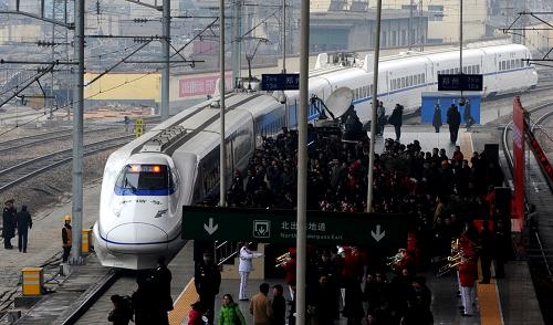 2月6日,郑州开往西安的G2003次“和谐号”动车组列车从郑州火车站开出。当日,中国中西部第一条高速铁路郑州至西安高速铁路正式投入运营。郑州至西安高速铁路全长505公里,列车运营时速350公里,开通后列车直达最短时间由6个多小时缩短至2小时以内。新华社记者 朱祥 摄