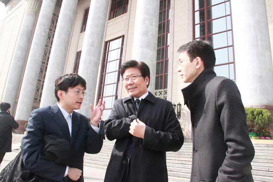 今年两会中香港文汇报记者彭凯雷、何凡、冯尧追访时任湖南省委书记张春贤(中)财产申报与公示。 来源:香港文汇报 周逸摄