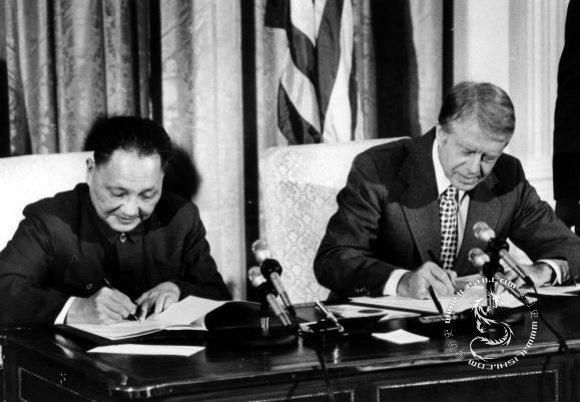 1979年1月31日,美国总统卡特与邓小平副总理签署了科技合作协定和文化协定