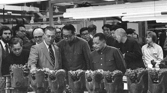 1979年2月3日,邓小平在美国休斯敦参观休斯工具公司的钻头